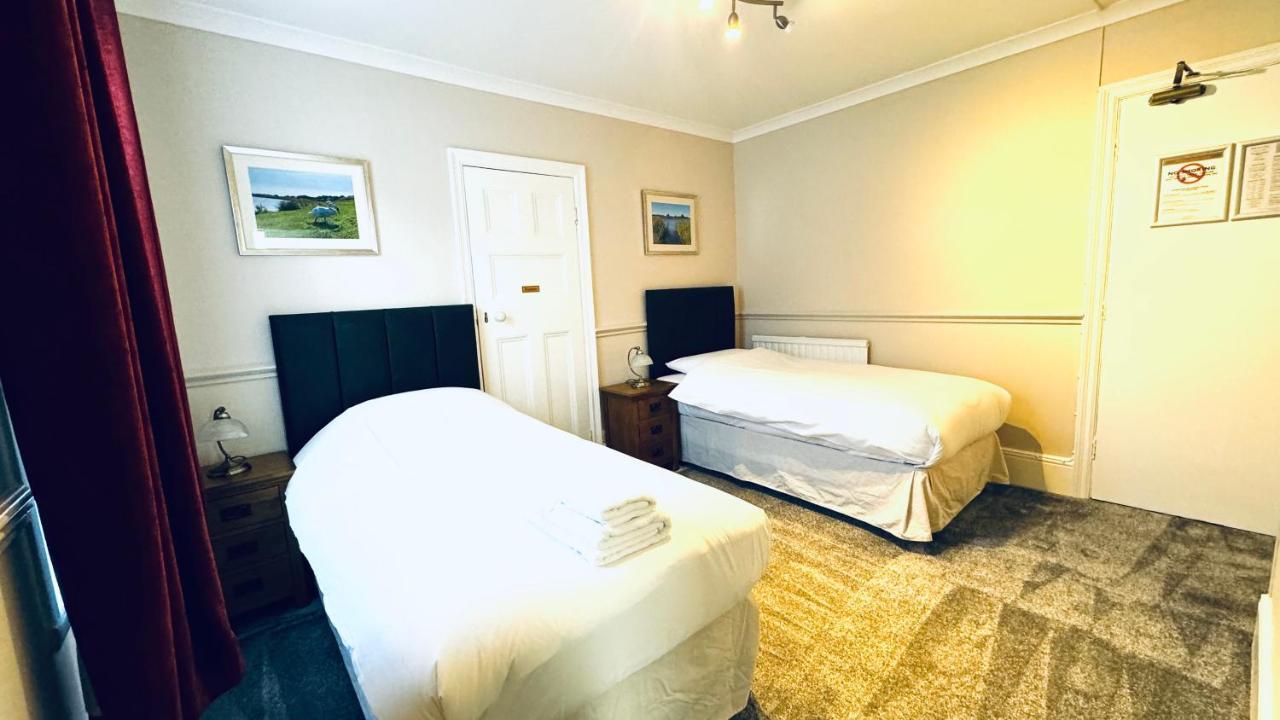 Fairlawns Guest House บันเบอรี ภายนอก รูปภาพ